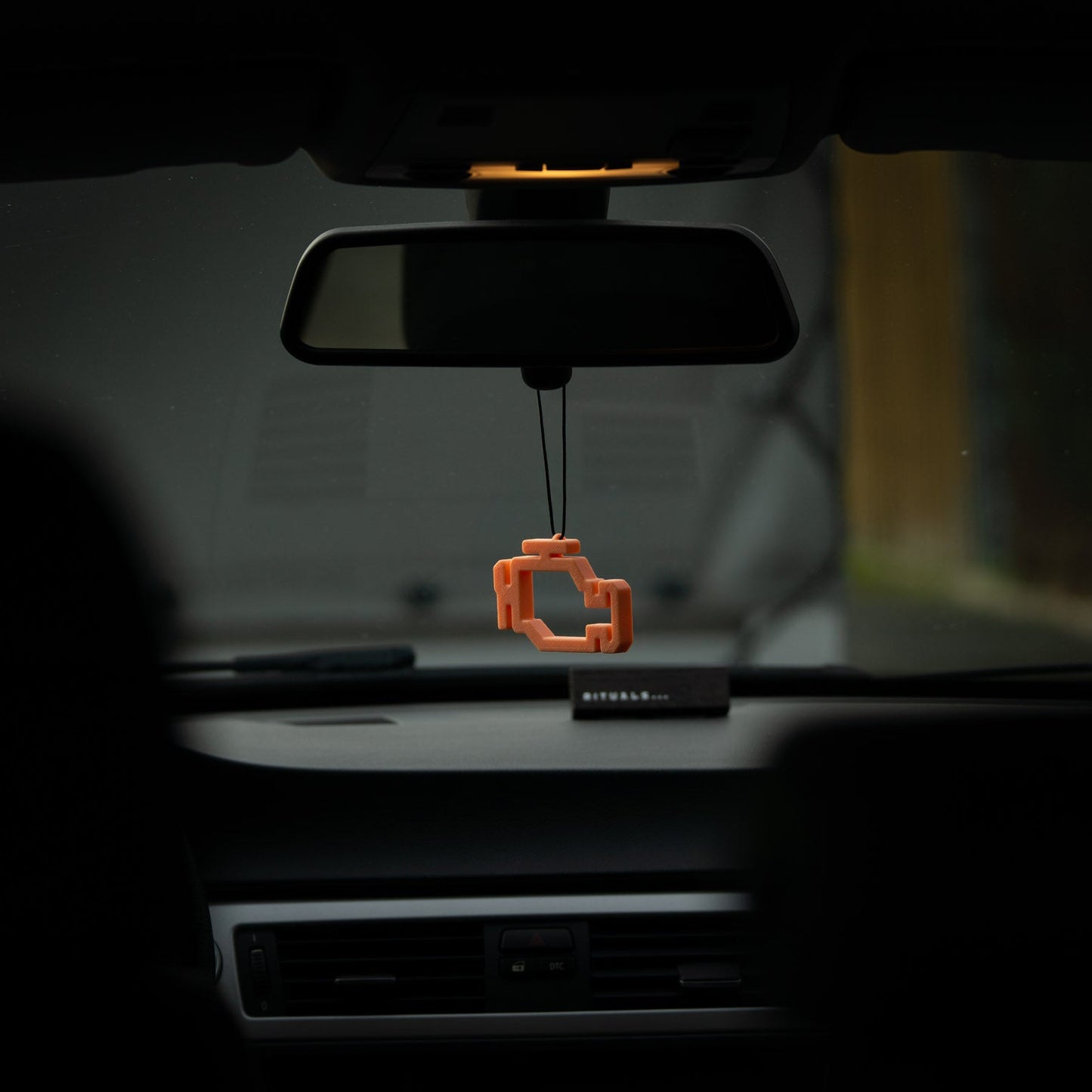 Auto Anhänger "Motorkontrollleuchte" - GLOW in the Dark